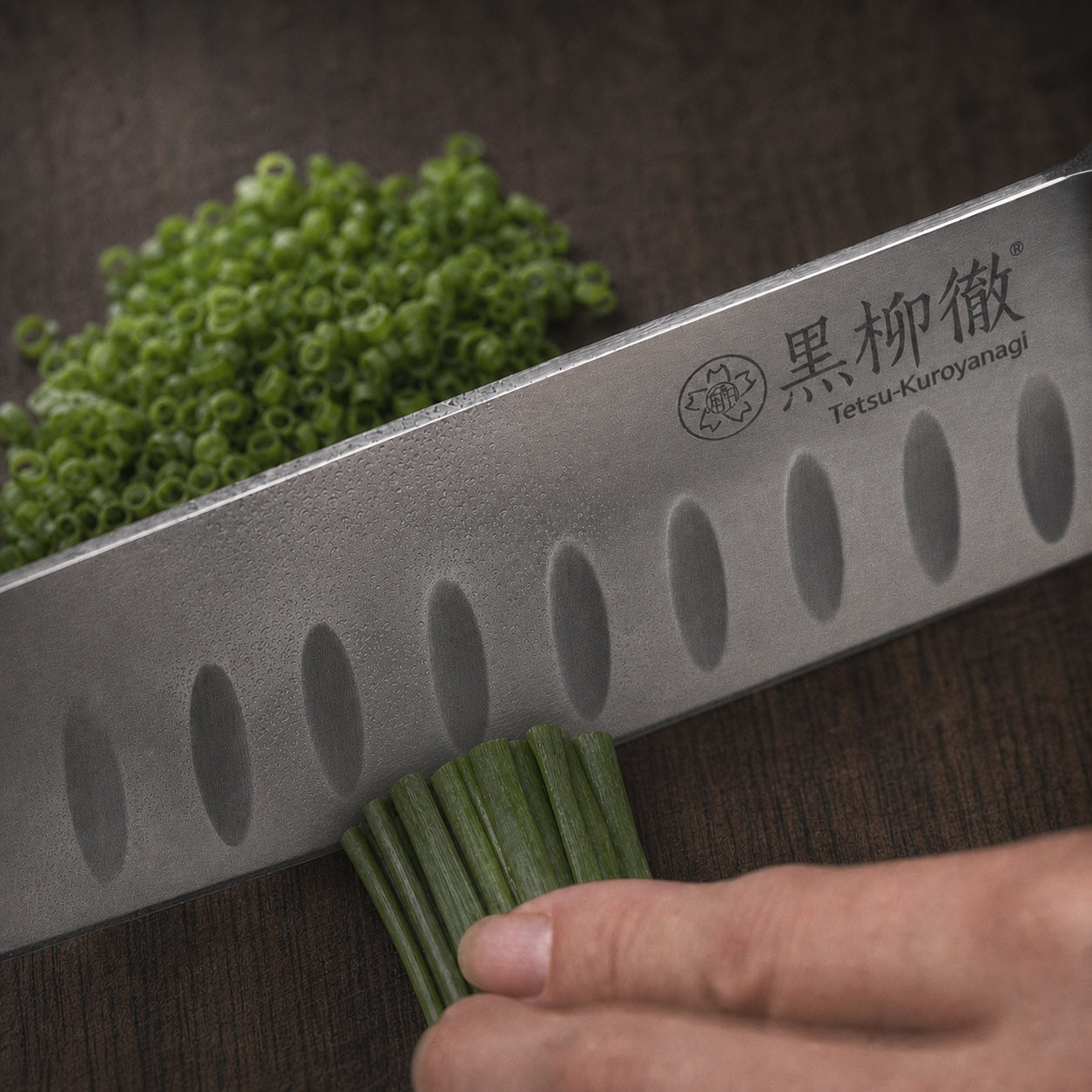 和鋒三德刀 凹槽減少沾黏 蔥花特寫